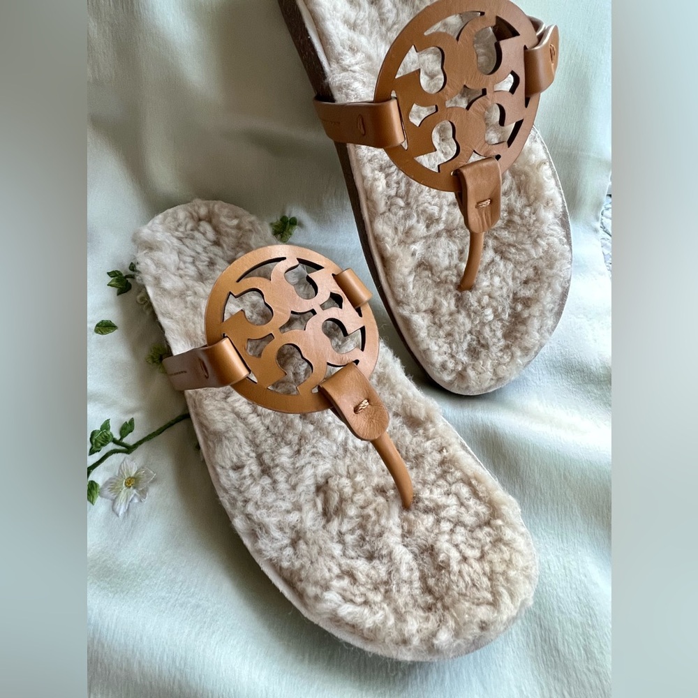 Tory Burch Miller Cloud Shearling Medallion Thong Sandals in Size 8 New in Box
